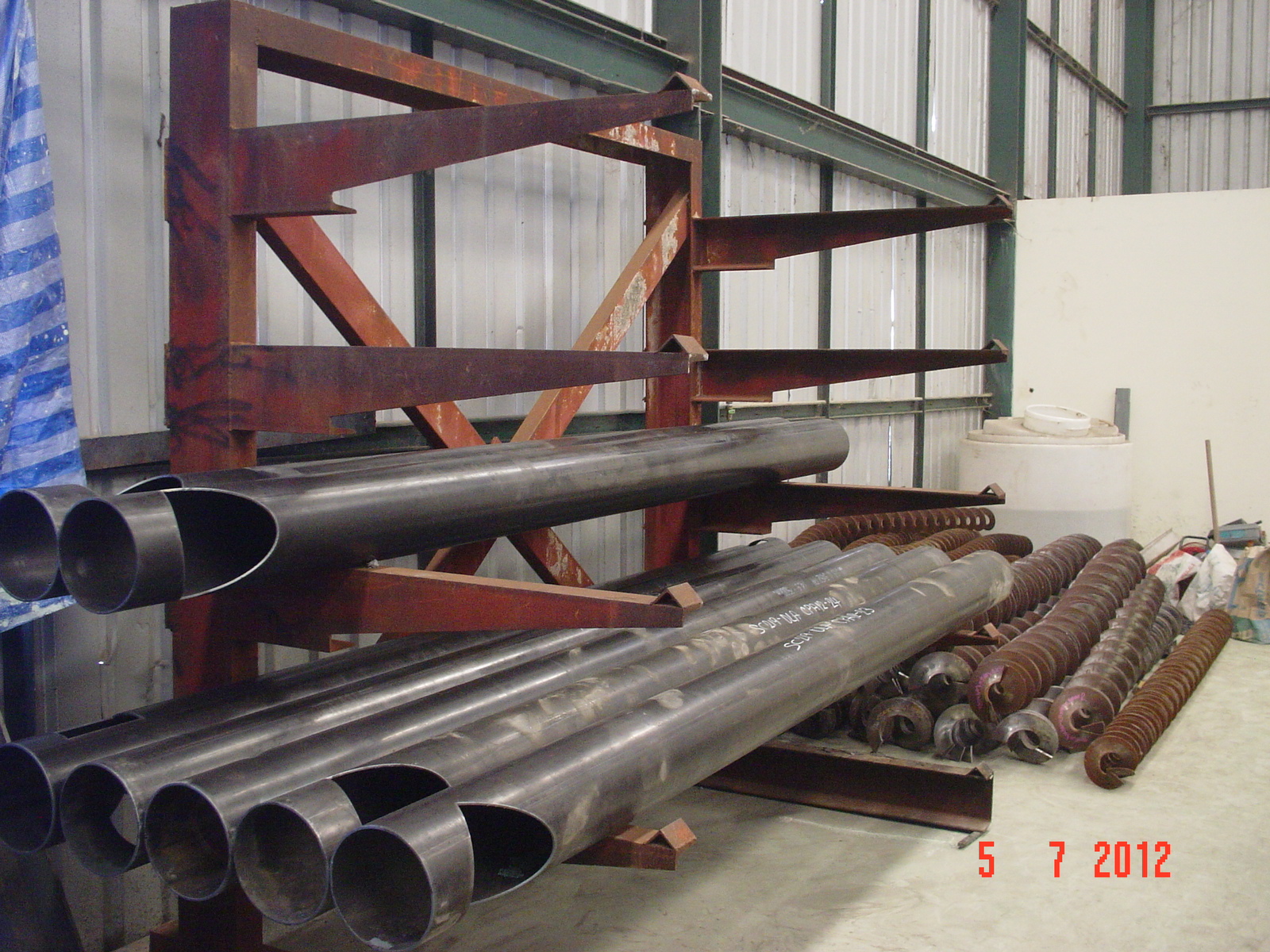 螺杆输送机在货架上组装和储存